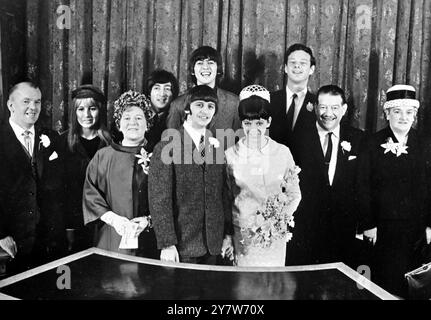 "RINGO" THE BEATLE WEDSLondon: Hochzeit in Caxton Hall, London heute von Beatle Schlagzeuger Ringo Starr und 18-jähriger Liverpudlian Maureen Cox. Für das traditionelle Hochzeitsfoto posieren wir von links nach rechts: Der Vater der Braut, Mr. Joseph Cox, Cynthia Lennon, Mrs. Cox, Beatle John Lennon, Beatle George Harrison (Beckground) Ringo Starr und seine Braut Maureen, Beatle Manager Brian Epstein und die Bräutigam Eltern Richard Starkey. Der vierte Beatle Paul McCartney ist im Urlaub. 11. Februar 1965 Stockfoto