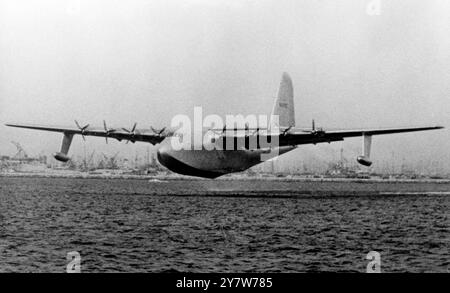 Howard Hughes, ein Millionär, überraschte die Tausende von Zuschauern und hob am Sonntag, den 2. November 1947, sein riesiges Flugboot vom Long Beach Harbour ab. Das 200 Tonnen schwere, achtmotorige Flugboot stieg während seiner Rolltests in Los Angeles zum ersten Mal in die Luft, stieg auf eine Höhe von 70 Fuß und flog eine Meile. Es wurde berichtet, dass das riesige Flugboot 700 Passagiere transportieren kann.2. November 1947 Stockfoto