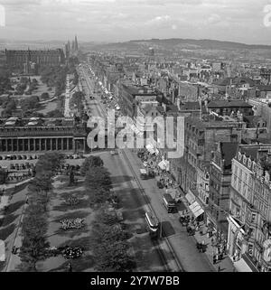 Edinburgh, Schottland - 1950An Luftansicht vom Scot Monument aus mit Princes Street, National Gallery, Princes Street Gardens und dem Caledonian Hotel. Stockfoto