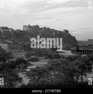 Edinburgh, Schottland - 1950 Edinburgh Castle mit der Royal Academy und Princes Street Gardens im Vordergrund. Stockfoto