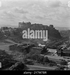 Edinburgh, Schottland - 1950 Edinburgh Castle mit der Royal Academy und Princes Street Gardens im Vordergrund. Stockfoto