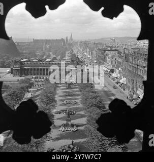 Edinburgh, Schottland - 1950An Luftansicht vom Scot Monument aus mit Princes Street, National Gallery, Princes Street Gardens und dem Caledonian Hotel. Stockfoto