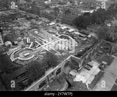 Neue Kathedrale von Coventry diese Ansicht zeigt den stetigen Fortschritt beim Wiederaufbau der neuen Kathedrale neben den bombardierten Ruinen der alten Kathedrale am 8. Oktober 1955 Stockfoto