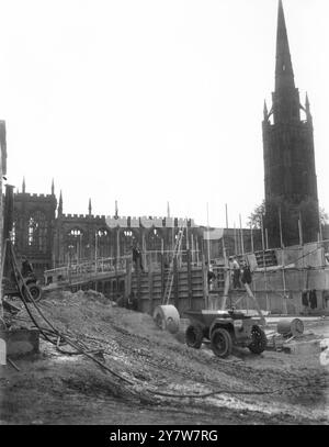 Neue Kathedrale von Coventry diese Ansicht zeigt den stetigen Fortschritt beim Wiederaufbau der neuen Kathedrale neben den ausgebrannten Ruinen und dem Turm der alten Kathedrale. 8. Oktober 1955 Stockfoto