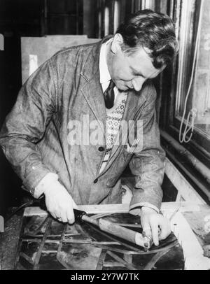 Buntglas für die Kathedrale von Coventry - der bedrahtete Lichthandwerker George Briggs aus Battersea lötet das Blei in eine der Fensterpaneele. - 8. September 1955 Stockfoto