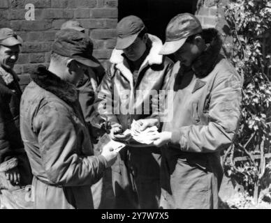 Die Bomber der Bikinizone kommen in England509 Bomb Group, United States Air Force, an einem Wochenende in Marham, Norfolk, in England an. Es gibt zwei Geschwader von jeweils 10 Flugzeugen mit einer Summe von etwa 1900 Mann , die für etwa drei Monate auf einer normalen Routinetour in England sein werden, um sie an die Landung und den Start von Flugplätzen in der ganzen Welt zu gewöhnen. Unter den Crews befinden sich drei Mitglieder der Crew, die die Bikini Atom Bombe fallen ließen. Fotoshows: Einige der amerikanischen Besatzungen überprüfen ihr englisches Geld. Im Vordergrund von links nach rechts sind T/Sgt Cothran aus Gadaden, Al, wh Stockfoto