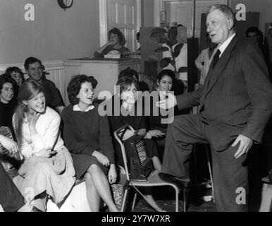 Der Künstler L S Lowry besucht das College of Art, Maidstone, kent, um mit jungen Kunststudenten zu sprechen. Er arbeitete mit Mervyn Levy (der an Maidstone unterrichtet) an einem Buch über sich selbst. Als ihn ein junges Mädchen fragte, warum er die Figur immer als einen Stab darstellte, antwortete er - weil das die einzige Möglichkeit ist, das zu tun! "Foto zeigt: Herr Lowry antwortet auf die Frage " Stick " vom 24. Januar 1961 Stockfoto