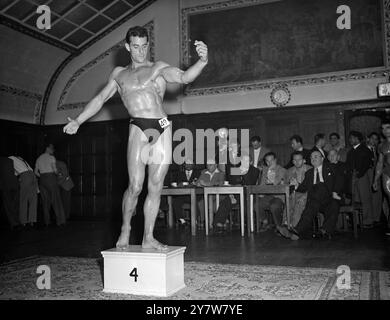 Die Jury für den diesjährigen Mr Universe Contest fand heute im Royal Hotel in London statt. Der Wettbewerb, bei dem die weltweit beste entwickelte Karosserie gefunden wird, wird von der National Amateur Bodybuilders' Association organisiert. Fotoshows: Robert Jama aus Frankreich posiert heute vor den Richtern im Royal Hotel, London. 1. September 1951 Stockfoto