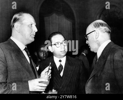 Kairo : General Ludwig Cruewell, ehemaliger Kommandeur des deutschen Panzerkorps und stellvertretender Kommandant von Feldmarschall Rommel (rechts) und General Sigfried Westphal , ehemaliger Generalstabschef von Rommel (links) , werden von dem Korrespondenten des United Press Staff Minas B Orlogides interviewt . Die Deutschen sind in Ägypten, um an einer Zeremonie in Alamein teilzunehmen, um an die Opfer der Afrikanerkampagne vom .16. November 1953 zu erinnern Stockfoto