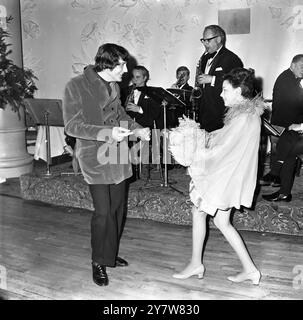 Die heutigen frisch vermählten, die amerikanische Sängerin JUDY GARLAND und der New Yorker Geschäftsmann MICKEY DEANS, der 35-jährige MICKEY DEANS, nehmen heute Nachmittag im Quaglino's Restaurant in London den Saal, der nach ihrer Hochzeit am heutigen Morgen im Chelsea Register Office King's Road stattfand. Mickey ist der fünfte Ehemann der 46-jährigen Miss Garland. Etwa 200 Zuschauer sahen Judy , ihren Bräutigam , und den besten amerikanischen Sänger Johnnie Ray bei der Hochzeitszeremonie zu . 1969 2019 neue Filmstars Renee Zellweger als Judy Stockfoto