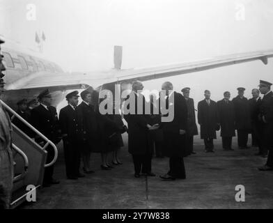 Der britische Premierminister Harold Macmillan (rechts) verabschiedet sich von dem französischen Präsidenten Charles de Gaulle, der heute Morgen nach seinem Wochenendbesuch im Haus von Herrn Macmillan den Flughafen Gatwick verließ, um nach Paris zurückzukehren. Auf der linken Seite sieht Lady Dorothy Macmillan. Das Flugzeug, das den Präsidenten und die Madame de Gaulle nach Hause brachte, startete in Sichtweite, die andere Flugzeuge geerdet hatte.26. November 1961 Stockfoto