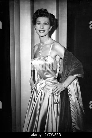 Am vergangenen Abend nahmen im Odeon Marble Arch, London, 15 der führenden Models des Landes, von der Gaby Young Agency, an der Premiere des neuen MGM-Films „A Life of her Own“ Teil, in dem Lana Turner als New Yorks führendes Model auftritt. Hier gesehen: Miss Gaby Young, in einem Abendkleid aus Satin, mit einer Samtstola. Zircon Schmuck in Ohrringen und Halskette, gesehen bei der Premiere gestern Abend. 13. Oktober 1950 Stockfoto