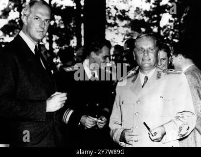 Jugoslawiens Marschall Tito (rechts) steht mit seinem Gast, Herrn Fitzroy Maclean, britischer Parlamentsabgeordneter, Soldat und Autor, der sein Gast während der letzten Tage der Manöver der jugoslawischen Armee war. Maclean (äußerste Linke) war während des Krieges Leiter der britischen Militärmission im Partisan-Hauptquartier in Jugoslawien. In der Mitte des Bildes befindet sich Vizeadmiral Srecko Manola. 28. September 1953 Stockfoto