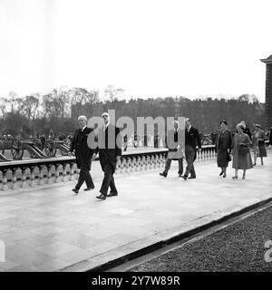 Der französische Präsident General Charles de Gaulle (rechts) wird vom britischen Premierminister Harold Macmillan begleitet, als sie nach Inspektion der Ehrenwache in das Royal Hospital Chelsea einreisen, um dort an einem Mittagessen teilzunehmen. Das Chelsea Hospital ist berühmt für alte und behinderte Soldaten, London, England.7. April 1960 Stockfoto