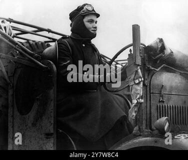 ATS-Mädchen trainierten im Lager des Northern Command als LKW-Fahrer. Die Hauptaufgabe für die Mädchen ist die Überführung der neuen Lastkraftwagen zu Einheiten in ganz Großbritannien im Konvoi. Die Ausbildung dauert drei Wochen , und das Alter der Mädchen liegt zwischen 18 und 43 . Fotoshows: Frau Margaret Ward-Campbell , die aus Kanada kommt , warm gekleidet , sitzt am Steuer eines Militärlagers . Ihre Mutter dient bei der First Aid Nursing Yeomanry und ihr Bruder bei der Royal Air Force. Sie selbst war 14 Monate lang als Fahrer beim Auxiliary Territory Service tätig 3 Stockfoto