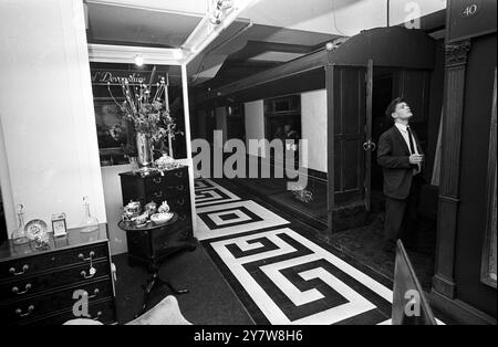 Im Antique Hypermarket, Kensington High Street, London, England, mit fast 100 Geschäften und Verkaufsständen. Alles im Hyprmarket wurde im Interesse der Öffentlichkeit ausgedacht. Auf der Rückseite des Gebäudes wurde dieser ziemlich alte Pullman-Eisenbahnbus installiert, der als Kaffeebar dient, an dem sich die Käufer erfrischen können.2. Dezember 1967 Stockfoto