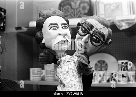 Alles geht heutzutage im "schwingenden" London, scheint es, sogar eine satirische Handpuppe der Königin. Sie wird hier zusammen mit Außenminister George Brown gesehen, einem weiteren VIP, der von Anne Fleming, der 23 Jahre alt war, an einem Verkaufsstand im Kensington Market verkauft wurde. 27. November 1967 Stockfoto