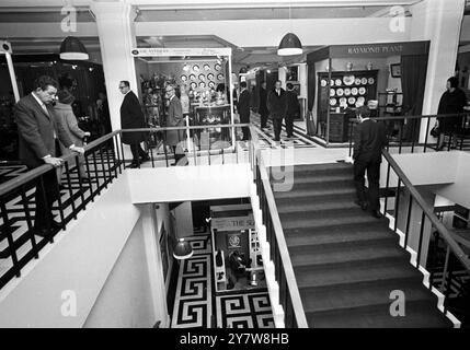 Im Antique Hypermarket, Kensington High Street, London, England, mit fast 100 Geschäften und Verkaufsständen. Eine beeindruckende Treppe führt zu verschiedenen Etagen, wo Sie eine Vielzahl von antiken Waren finden. Das griechische Thema wird durch das Gebäude von den Karyatiden am Eingang fortgesetzt, mit einem Fliesenmuster auf dem Boden.2. Dezember 1967 Stockfoto