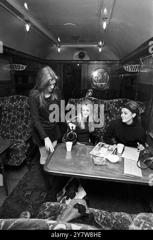 Im Antique Hypermarket, Kensington High Street, London, England, mit fast 100 Geschäften und Verkaufsständen. Alles im Hyprmarket wurde im Interesse der Öffentlichkeit ausgedacht. Auf der Rückseite des Gebäudes wurde dieser ziemlich alte Pullman-Eisenbahnbus installiert, der als Kaffeebar dient, an dem sich die Käufer erfrischen können.2. Dezember 1967 Stockfoto