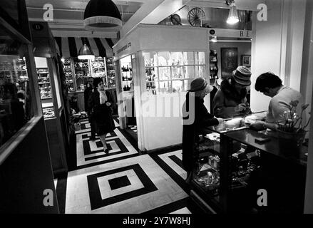 Im Antique Hypermarket, Kensington High Street, London, England, mit fast 100 Geschäften und Verkaufsständen. Mit Antiquitätenläden und Ständen unter einem Dach können die Menschen leicht herumlaufen, um Preise zu vergleichen oder nach einem bestimmten Artikel zu suchen.2. Dezember 1967 Stockfoto