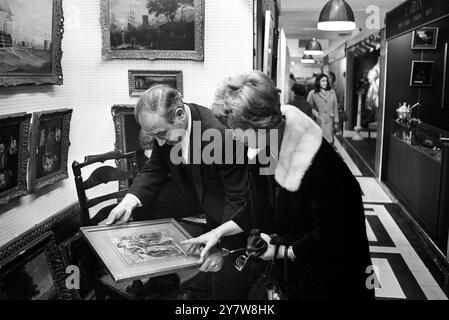 Im Antique Hypermarket, Kensington High Street, London, England, mit fast 100 Geschäften und Verkaufsständen. Da der Wettbewerb auf dem Hyoermarket so nah ist, sind die Händler verpflichtet, bei jeder Anfrage, bei jedem Artikel, den er verkaufen will, sehr hilfreich zu sein.2. Dezember 1967 Stockfoto