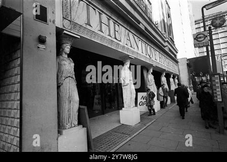 Eine beeindruckende Reihe von Karyatiden markiert den beeindruckenden Eingang des neuen Antique Hypermarket, Kensington High Street, London, England. Die Umnutzung dieses Gebäudes in Verkaufsstände und Geschäfte kostete fast £100 000. Der Verkauf von Antiquitäten auf dem Markt wird sowohl den Händlern als auch der Öffentlichkeit zugute kommen, da eine Vielzahl von Waren unter einem Dach angeboten wird.2. Dezember 1967 Stockfoto