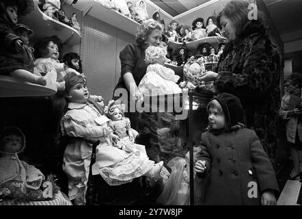 Im Antique Hypermarket, Kensington High Street, London, England, mit fast 100 Geschäften und Verkaufsständen. Alt oder jung, Antiquitäten interessieren jeden im Hypermarkt, aber sie sind für die Jungen interessanter, wenn sie Dolls sind.2. Dezember 1967 Stockfoto