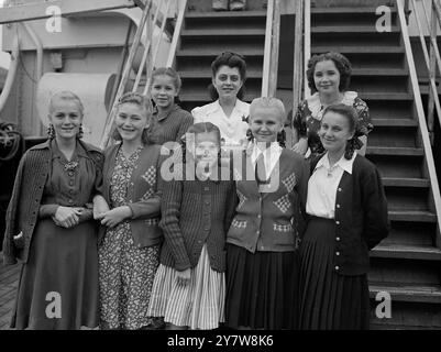 Eine Gruppe polnischer Frauen und Flüchtlingskinder fotografierte an Bord der Empire Windrush und kam nach Tilbury an, nachdem sie durch ganz Europa und Jamaika gereist waren. 22. Juni 1948 Stockfoto