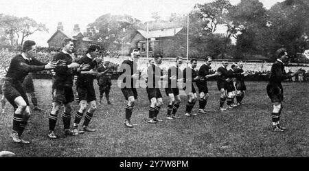 Angeführt von ihrem Kapitän, Mr. Cliff Porter (rechts): Der 'Kriegsgesang' der All Blacks vor dem Spiel, in dem sie Devon 11:0 auf dem Rectory Ground, Devonport, besiegten 13. September 1924: Das neuseeländische 'Rugger'-Team eröffnet ihre Tour in England.20. September 1924 Stockfoto