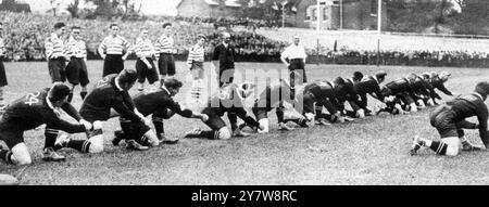 Der 'Kriegsgesang' der All Blacks vor dem Spiel, in dem sie Devon 11:0 auf dem Rectory Ground, Devonport, besiegten 13. September 1924: Das neuseeländische 'Rugger'-Team eröffnet ihre Tour in England.20. September 1924 Stockfoto