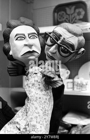 Alles geht heutzutage im "schwingenden" London, scheint es, sogar eine satirische Handpuppe der Königin. Sie wird hier zusammen mit Außenminister George Brown gesehen, einem weiteren VIP, der von Anne Fleming, der 23 Jahre alt war, an einem Verkaufsstand im Kensington Market verkauft wurde. 27. November 1967 Stockfoto