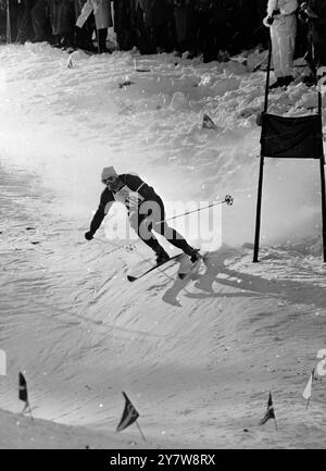 Österreichs Crack-Ski-Star Anton Sailer räumt bei den Olympischen Winterspielen in Cortina D'Ampezzo in den italienischen Alpen im Riesenslalom der Herren ein Tor. Seine Zeit am 29. Januar 1956 betrug 3 Minuten und 1 Zehntelsekunde und verlieh ihm seine dritte Goldmedaille.16. April 1956 Stockfoto