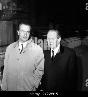 Sohn des stellvertretenden Führers in LondonHerr Wolf Hess (links), Sohn von Rudolf Hess , dem ehemaligen stellvertretenden Führer von Nazi-Deutschland , kommt im Auswärtigen Amt in London zusammen mit Herrn Airey Neave, dem konservativen Abgeordneten von Abingdon. Herr Neave wird im Namen der Familie Hess vor Herrn George Thomson , Kanzler des Herzogtums Lancaster , vertreten . Herr Hess Jr ist gestern nach London geflogen , um Unterstützung für seine Kampagne zur Freilassung seines Vaters aus dem Gefängnis Spandau zu fordern . Gegenwärtig befindet sich Herr Hess Sr in einem britischen Militärkrankenhaus in Berlin und leidet an einem Magengeschwür . 5. Januar 1970 Stockfoto