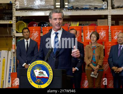 San Jose, KALIFORNIEN – 16. August 2024: Gouverneur Gavin Newsom unterzeichnete zehn neue Gesetze, die bahnbrechende Gesetze zur Bekämpfung der Kriminalität im Einzelhandel in Kalifornien darstellen. Stockfoto