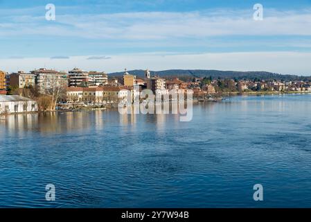 Großer italienischer Fluss. Tessin in Sexten Calende am Ausgang des Lago Maggiore. Stadt Sesto Calende mit der Promenade entlang des Flusses Stockfoto