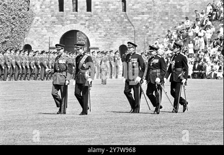 Prinz Charles (zweiter von links), der heute hier zum ersten Mal seine Einführungsuniform trug, als er die Farben bei der Einweihung des Royal Regiment of Wales präsentierte und im Namen des Regiments die Freiheit der Stadt akzeptierte. Die dunkelblaue Uniform trägt er als neuer Oberst des Königlichen Regiments und die Uniform, die er bei seiner Investitur als Prinz von Wales auf Caernavon Castle am 1. Juli 1969 tragen wird. Bei der Einweihungszeremonie wurden die South Wales Borderers und das walisische Regiment zu einem Regiment zusammengefasst. Cardiff Castle Green , Cardiff, Stockfoto