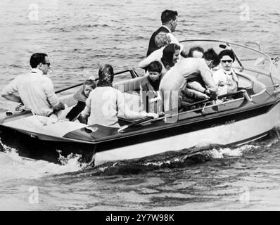 Eine Bootsfahrt für den jungen Viscount Linley (rechts) und Lady Sarah Armstong-Jones, beide mit Schwimmwesten. Begleitet von ihrer Mutter, Prinzessin Margaret (in dunkler Brille) und anderen Freunden, werden sie heute gesehen, wie sie den Hafen hier verlassen, nachdem sie das berühmte Caernavon Castle besucht haben, wo morgen der Prinz von Wales von seiner Mutter Königin Elisabeth II. Am 30. Juni 1969 investiert wird Stockfoto