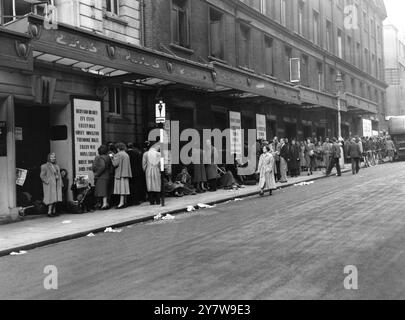 Die Warteschlange vor dem Aldwych Theatre Strand London für Tickets für die erste Nacht der Streetcar namens Desire 12 Oktober 1949 Stockfoto