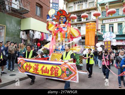 San Francisco, KALIFORNIEN - 17. August 2024: Teilnehmer der zweiten jährlichen Hungry Ghost King Festival Parade laufen von der Rose Pak Station zur Portsmouth Squa Stockfoto