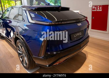 Blue Cadillac Lyriq, Premium-elektrischer SUV General Motors im Showroom, Luxusautomobilindustrie, fortschrittliche Technologie in Europa, mit Cutting-edg Stockfoto