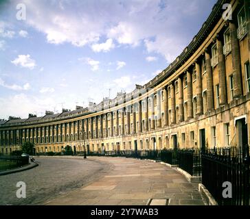 Royal Crescent, Avon, Bath. Der Royal Crescent ist eine bemerkenswerte Wohnstraße mit 30 Häusern, die in einem Halbmond in der Stadt Bath, England, angelegt ist. Sie wurde von dem Architekten John Wood the Younger entworfen und zwischen 1767 und 1774 erbaut. Es gehört zu den größten Beispielen georgischer Architektur in Großbritannien und ist ein denkmalgeschütztes Gebäude. ©TopFoto Stockfoto