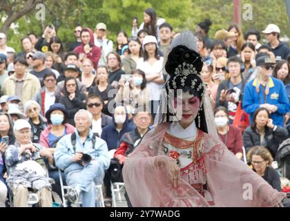 San Francisco, KALIFORNIEN - 17. August 2024: Teilnehmer des zweiten jährlichen Hungry Ghost King Festivals, Tänzer treten auf der Bühne am Portsmouth Square in CH auf Stockfoto