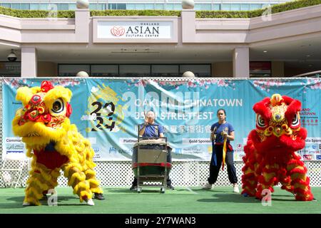 Oakland, KALIFORNIEN - 24. August 2024: CAL VSA Lion Dancers auf der Bühne des Oakland Chinatown 35th Autumn Street Festivals. Kostenlos und offen für die Publikation Stockfoto