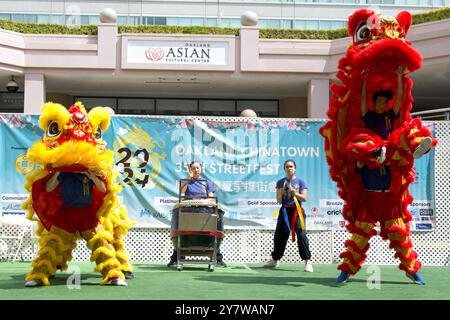 Oakland, KALIFORNIEN - 24. August 2024: CAL VSA Lion Dancers auf der Bühne des Oakland Chinatown 35th Autumn Street Festivals. Kostenlos und offen für die Publikation Stockfoto