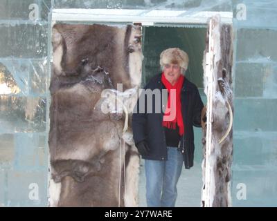 Ein Mann in Pelz hat einen Eingang zum Icehotel, das 200 km nördlich des Polarkreises im nördlichsten Schweden liegt - in Lappland, dem Land der Sami, der letzten unberührten Wildnis Europas. ©TopFoto / Alan Smith Stockfoto