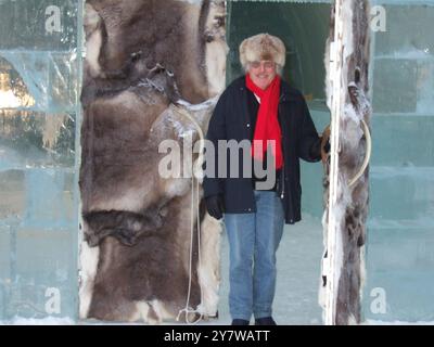 Mann mit Pelzmütze am Eingang des Icehotels, 200 km nördlich des Polarkreises im nördlichsten Schweden - in Lappland, dem Land der Sami, der letzten unberührten Wildnis Europas. ©TopFoto / Alan Smith Stockfoto