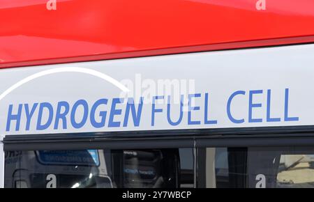 Oakland, KALIFORNIEN - 30. August 2024: Wasserstoff-Brennstoffzellen-Schild an der Seite des neuen Technologiebusses. Stockfoto