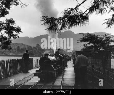 Die Schmalspurbahn Ravenglass and Eskdale Railway , Cumberland - Foto zeigt: Der Zug holt Passagiere am Bahnhof Dalegarth ab, während er am .12. September 1960 seine 7 1/2 km lange Reise nach Ravengalss aufnimmt Stockfoto