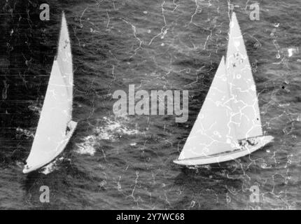 AMERICA's CUP RACE Newport, Rhode Island ... der britische Herausforderer Sceptre (rechts) und Amerikas Columbia überqueren die Linie fast zusammen, um das America's Cup Yachtrennen zu starten. 20. September 1958 Stockfoto