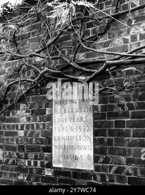 "Mit seinen eigenen Händen ..." ist somit ein Teil der Inschrift an dieser Mauer , die zwischen den Jahren 1925 und 1932 vom verstorbenen Sir Winston Churchill errichtet wurde . Die Mauer umgibt den Küchengarten von Chartwell Manor , dem ehemaligen Wohnhaus von Sir Winston und dem heutigen National Trust , der am 22 . Juni 1966 für die Öffentlichkeit zugänglich ist . Sir Winston kaufte 1922 sein Landhaus und führte viele größere Umbauten an dem Anwesen durch. Er ersetzte eine Veranda über der Eingangstür durch die vorhandenen aufwendig geschnitzten Stützen , die den Eindruck von Stein erweckten , die aber tatsächlich aus Sp Stockfoto